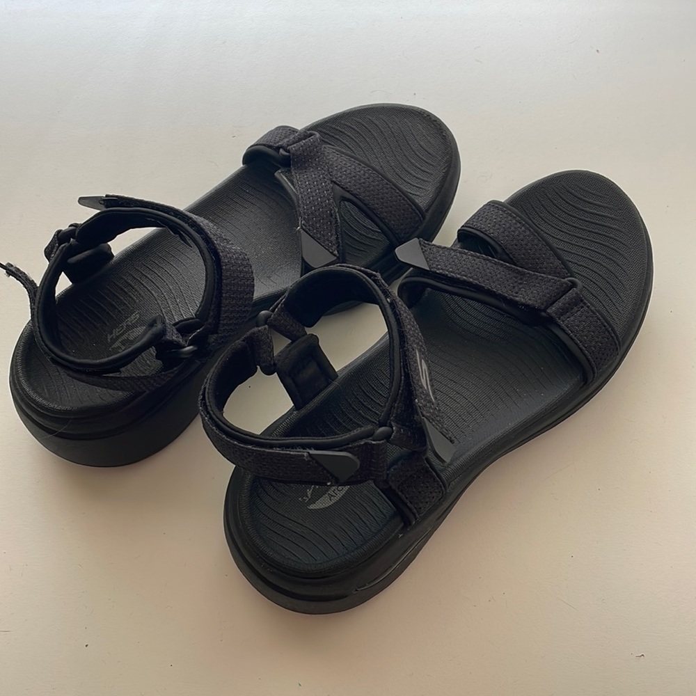 Sketchers Ultra Go ArchFit Sandals, size 6